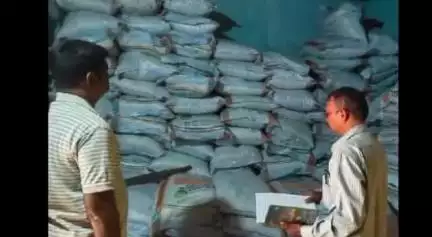 చిన్నపవనిలో ఎరువుల షాపు తనిఖీ చేసిన లింగాసముద్రం మండలం ఇన్చార్జ్ వ్యవసాయ అధికారి బి.రవికుమార్...