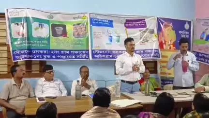 আউশগ্রাম ১: নির্মল গ্রাম পঞ্চায়েত গঠনের লক্ষ্যে গুসকরা-2 পঞ্চায়েত অফিসে আয়োজিত বিশেষ বৈঠক, উপস্থিত BDO সহ অন্যরা