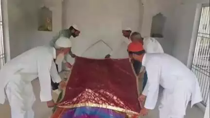 धनौरा: गजरौला गांव लिसडी बुजुर्ग में स्थित हजरत सैयद मुस्तफा मियां की दरगाह पर चादरपोशी कर मांगी गई दुआ