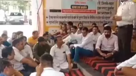 जींद: जींद सिविल सर्जन कार्यालय पर डॉक्टरों और स्वास्थ्य कर्मियों का धरना प्रदर्शन, सरकार के खिलाफ की नारेबाजी