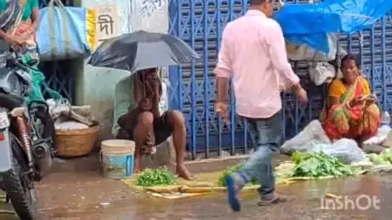 পুরুলিয়া ১: পুরুলিয়া শহরের সব থেকে বড় হাটে ধোকার মুখে মুরগির ছাট সহ পচা ফল সবজি রাস্তার মাঝখানে ফেলায় দুর্গন্ধ এলাকায়#jansamasya