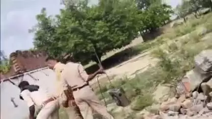 राजपुर: अहियापुर तिहरे हत्याकांड: नामजद आरोपियों के घर चला बुलडोजर, पुलिस ने की कुर्की-जप्ती