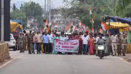 नारायणपुर: युक्तियुक्तकरण नीति के खिलाफ कांग्रेस का प्रदर्शन, DEO कार्यालय घेरने निकले कांग्रेसियों को पुलिस ने रास्ते में रोका