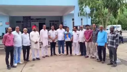 शामगढ़: शामगढ़ के शासकीय अस्पताल में कांग्रेस कार्यकर्ताओं ने राहुल गांधी का जन्मदिन मनाया