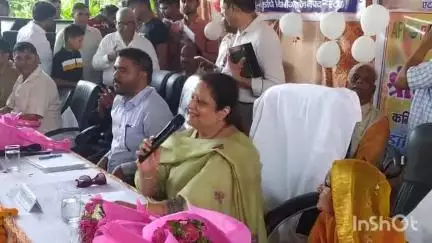 अलीगंज: मंडलायुक्त संगीता सिंह ने मानपुरा गांव में लगाई जन चौपाल, लाभार्थियों से की बात और योजनाओं का किया परिक्षण