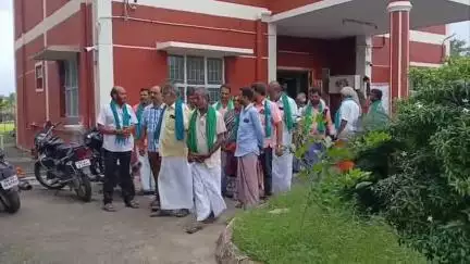 பொள்ளாச்சி: வடக்கிபாளையம் காவல் நிலையத்தை விவசாயிகள் முற்றுகையிட்டதால் பரபரப்பு.