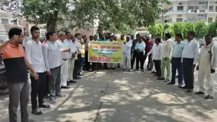 आज़मगढ़: डीएम के समर्थन में भारत रक्षा दल ने किया प्रदर्शन, सीएम को भेजा ज्ञापन, अभियंताओं के धरने को बताया साजिश