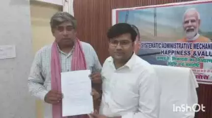 कासगंज: कासगंज में बिजली की समस्या को लेकर सपा के पूर्व राष्ट्रीय प्रवक्ता ने अधिशासी अभियंता ग्रामीण को ज्ञापन दिया