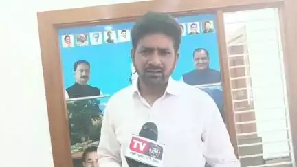 रुद्रपुर: पहाड़गंज में प्रशासन द्वारा निर्माण कार्य के ध्वस्तीकरण के बाद कांग्रेस नगराध्यक्ष सी.पी. शर्मा ने की प्रेस वार्ता