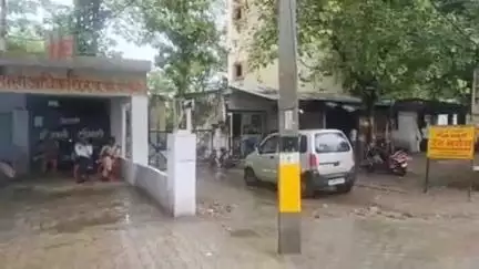 पीलीभीत: समाजवादी पार्टी के कार्यालय के खाली होने के बाद बाहर लिखा गया अधिशासी अधिकारी आवास, पुलिस तैनात
