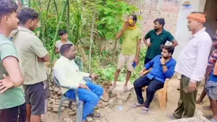 इटवा: रामनगर में होली मौर्या के निधन पर नगर पंचायत अध्यक्ष ने उनके आवास पर पहुंचकर व्यक्त की शोक संवेदना