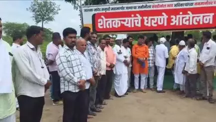 जालना: जालना नांदेड समृध्दी महामार्ग बाधीत शेतकऱ्यांची आ.खोतकर यांनी घेतली भेट

शेवटच्या शेतकऱ्याला न्याय भेटल्याशिवाय आपण गप्प