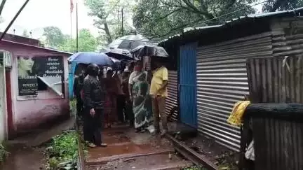 राज्य में हो रही भारी बारिश के दौरान गुवा सेल प्रबंधन ने विस्थापित परिवारों को बेघर करने का कदम उठाया। इसको देखते हुए आज