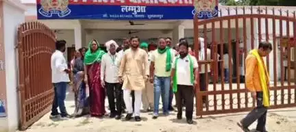 लंभुआ: लंभुआ पुलिस के अभद्र व्यवहार पर किसानों में आया उबाल, आक्रोशित किसानों ने सीओ को सौंपा ज्ञापन, कार्रवाई की मांग की