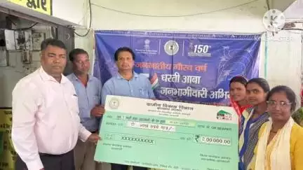 खरसावां: खरसावां में धरती आबा जनजातीय ग्राम उत्कर्ष अभियान के तहत शिविर लगा, योजनाओं की जानकारी दी गई