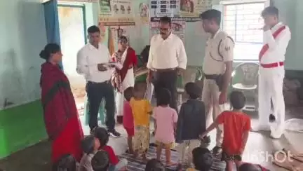 भभुआ: भैरोपुर आंगनबाड़ी केंद्र का डीएम ने किया औचक निरीक्षण, सेवाओं की गुणवत्ता सुनिश्चित करने हेतु दिए आवश्यक दिशा-निर्देश