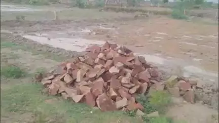 जौरा: जौरा थाना क्षेत्र: रूनीपुर रोड पर दबंगों ने जाटव समाज के खेत में खंडे डालकर कब्जा करने की कोशिश की