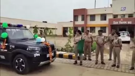 कासगंज: यूपी डायल 112 मुख्यालय से जिले को मिली 4 नई स्कॉर्पियो, एसपी ने पुलिस लाइन से दिखाई हरी झंडी
