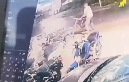 आगरा: देवरी रोड सेमरी का ताल पर तेज रफ्तार कार ने सड़क पार कर रहे व्यक्ति को मारी टक्कर, हुई दर्दनाक मौत, सीसीटीवी आया सामने