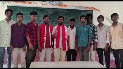 జమ్మికుంట: పట్టణంలోని ప్రభుత్వ జూనియర్ కళాశాలను సందర్శించిన ఏఐఎస్ఎఫ్ జిల్లా అధ్యక్షుడు రామారావు వెంకటేష్