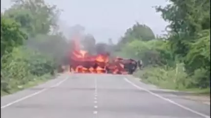 रेवदर: रेवदर के करोटी असावा मोड पर चलते ट्रेलर के टायर फटने से लगी भीषण आग, हादसे के बाद मौके पर मची अफरा-तफरी