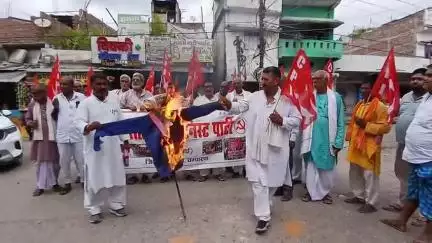 बेतिया: गाज़ा-फिलिस्तीन हमले के खिलाफ भाकपा का विरोध प्रदर्शन, अमेरिका-इज़राइल का पुतला दहन
