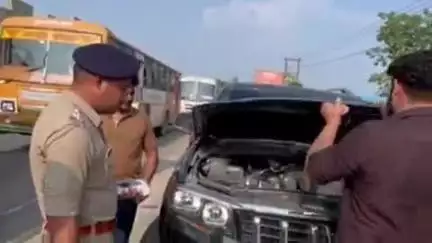 हरिद्वार: बहादराबाद क्षेत्र में कार पर भाजपा का झंडा लगाकर रौब ग़ालिब करना पड़ा भारी, पुलिस ने हूटर उतारकर काटा चालान