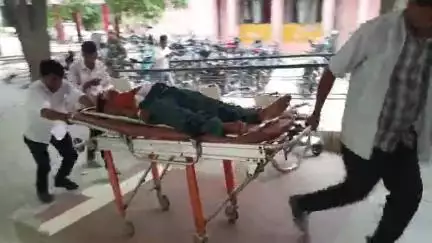 मंझनपुर: ककोढा गांव के पास टायर फटने से बेकाबू अल्टो कार डंपर से टकराई, चार की मौत और एक घायल, जिला अस्पताल में भर्ती