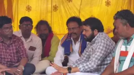 बुलढाणा: माळेगाव येथील आदिवासी बांधवांचे आमरण उपोषणाला शेतकरी नेते रविकांत तुपकर यांचं पाठींबा