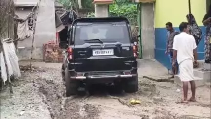 কৃষ্ণনগর ১: ভোট পরিদর্শনে গিয়ে কাদায় ফেঁসে গেল তৃণমূল প্রার্থীর গাড়ি, কৃষ্ণনগর থেকে প্রতিক্রিয়া বিজেপির
