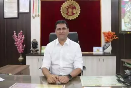दतिया नगर: नवागत दतिया कलेक्टर स्वप्निल वानखेड़े एक्शन मोड में, पदभार ग्रहण करते ही अधिकारियों की ली बैठक