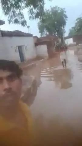 बुदोरा चोदरन खेरा मैं सड़कों पर पानी भरा हुआ है गांव में पानी भरा हुआ है इस पर प्रशासन लोग कोई भी ध्यान नहीं दे रहे हैं
