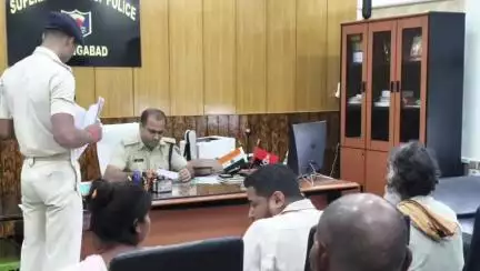 औरंगाबाद: एसपी ने समाहरणालय स्थित अपने कार्यालय कक्ष में जनता दरबार लगाया, सुनी लोगों की समस्याएं