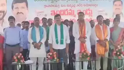 ఎం తుర్కపల్లి: వాసాలమర్రి గ్రామంలో లబ్ధిదారులకు ఇందిరమ్మ ఇండ్ల పట్టాలను పంపిణీ చేసిన రెవిన్యూ శాఖ మంత్రి పొంగిలేటి శ్రీనివాస్ రెడ్డి