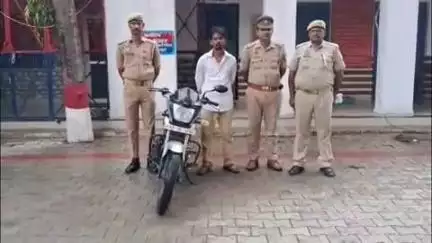 पटियाली: गंजडुंडवारा कोतवाली पुलिस ने बाइक चोरी की घटना का किया खुलासा, चोरी की बाइक के साथ एक व्यक्ति को किया गिरफ्तार