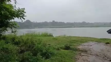 কালীগঞ্জ: নদীয়ার কালীগঞ্জে ভোটারদের নদীপথ পেড়িয়ে ভোট দিতে নিয়ে আসার সময় রহস্যজনকভাবে জলে পড়ে নিখোঁজ মাঝি