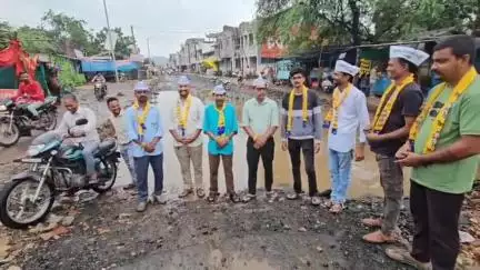 દેવગઢબારીયા: વાહન ચાલકોને મુશ્કેલી થતા સ્ટેશન શેરી વિસ્તારમાં રોડ કામગીરી સમય મર્યાદામાં પૂર્ણ કરવા કરાઈ રજૂઆત #Jansamasya