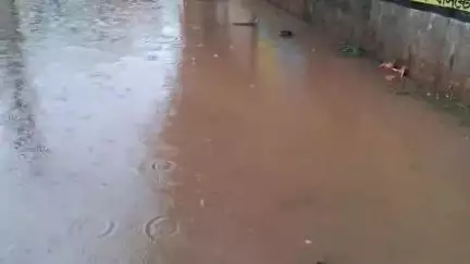 মানবাজার ১: বৃষ্টি হলেই মানবাজার কৃষক বাজার চত্বরজুড়ে জমছে জল,সমস্যায় ব্যবসায়ী থেকে ক্রেতারা 
#jansamasya