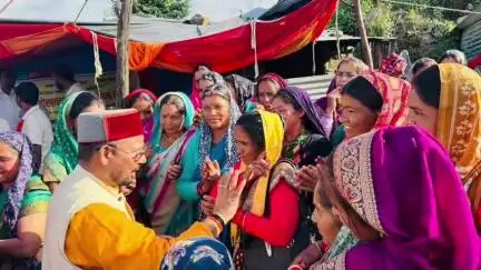घाट: नंदानगर के मोख तल्ला में दो दिनों से चल रहे आंदोलन में ग्रामीणों की सुध लेने पहुंचे थराली विधायक भूपाल राम टम्टा