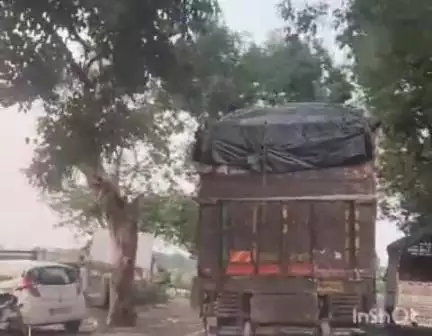 धनघटा: धनघटा थाना क्षेत्र में बेलगाम ओवरलोड ट्रकों का कहर, प्रशासन है मौन