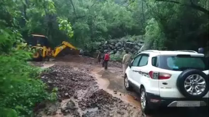 महाबळेश्वर: महाबळेश्वर तालुक्यातील वाघीरा कुरोशी रस्त्यावरील वाहून आलेला भराव हटवण्याचे काम सुरू
