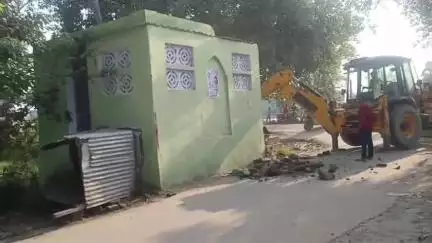 स्वार: बिजारखाता नरपत नगर में अतिक्रमण की जद में आई दो मजारों को प्रशासन ने शांतिपूर्ण तरीके से हटवाया