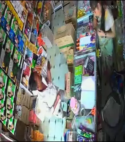 धर्माबाद: शहरातील एका जनरल स्टोअर्समध्ये बोलण्यात गुंतवून हात चलाखीने अज्ञाताने केले पैसे केले लंपास, व्हीडिओ व्हायरल