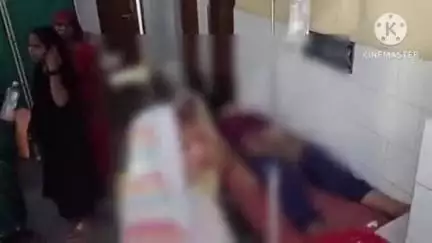 खलीलाबाद: कोतवाली के पैठाने गांव के पास मेन रोड पर ई-रिक्शा पलटने से 2 गंभीर रूप से घायल, जिला अस्पताल में इलाज जारी