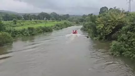 राधानगरी: राधानगरी तहसीलदार अनिता देशमुख यांच्या उपस्थितीत KDRF ची पांगळी येथील पुलावर यांत्रिक बोटीची प्रात्यक्षिके.