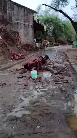 gram ghoori gaon mein nali jaam hone ke Karan gaon ke log aur kam kar rahe hain kya kar rahe hain