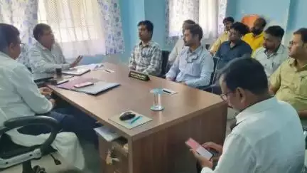 रामगढ़वा: रामगढ़वा प्रखंड कार्यालय के सभागार में गुरुवार को प्रखंड स्तरीय बैंकर्स समिति की बैठक आयोजित की गई