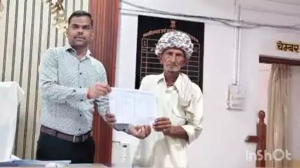 राजसमंद: जनसुनवाई में मिली राहत, कलक्टर के निर्देश पर तहसीलदार ने सौंपी जमाबंदी, पीड़ित को मिली राहत