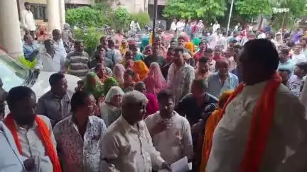खंडवा नगर: सफाई कामगार संघ ने 12 सूत्री मांगों को लेकर जमकर नारेबाजी करते हुए किया प्रदर्शन