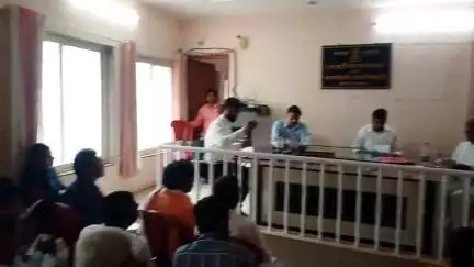 औंढा नागनाथ: जनतेचे प्रश्न तात्काळ मार्गी लावा,आमदार नवघरे यांच्या औंढा नागनाथ तहसील कार्यालय येथील बैठकीत अधिकाऱ्यांना सूचना